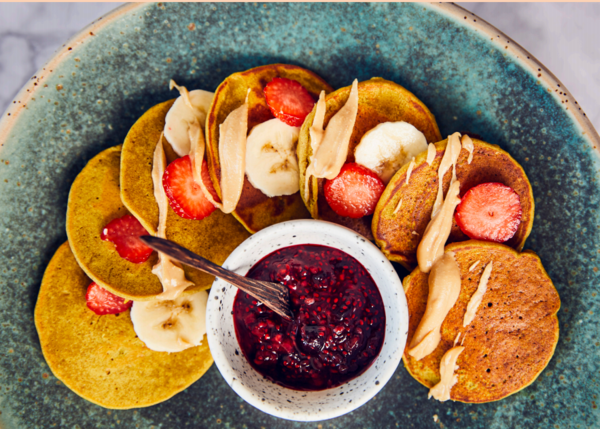 PEANUT BUTTER PROTEIN PANCAKES WITH BERRY JAM – Vivo Life SA